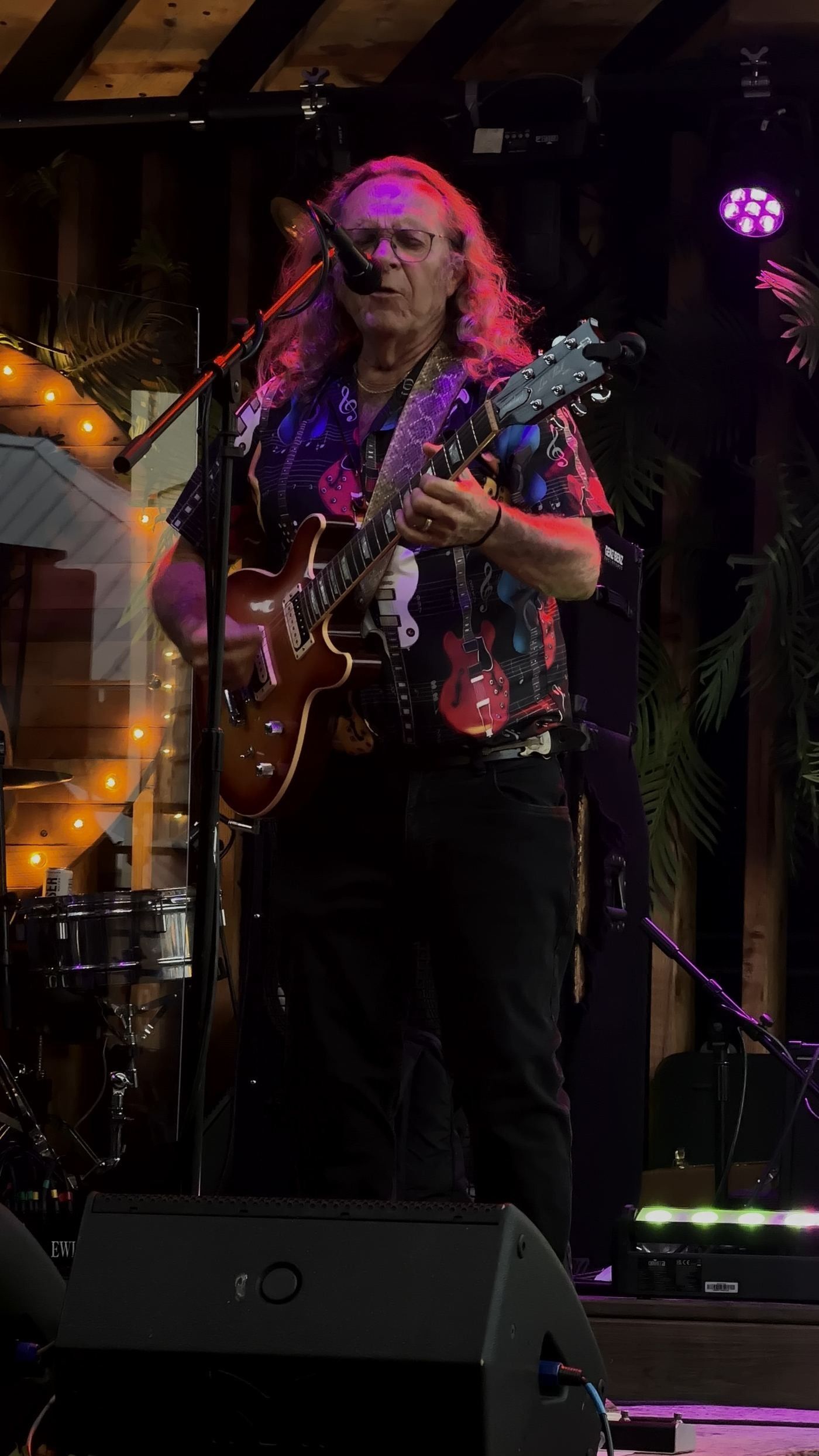 Thomas Tally on lead guitar